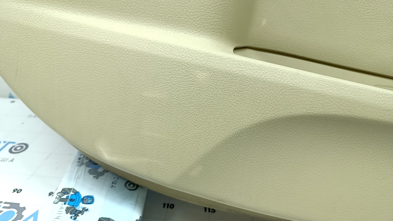 Обшивка двери карточка задняя левая Toyota Camry v55 15-17 usa бежевая с бежевой вставкой пластик, подлокотник резина, с управлением стеклоподъемника, царапины, под химчистку, побеле пластик