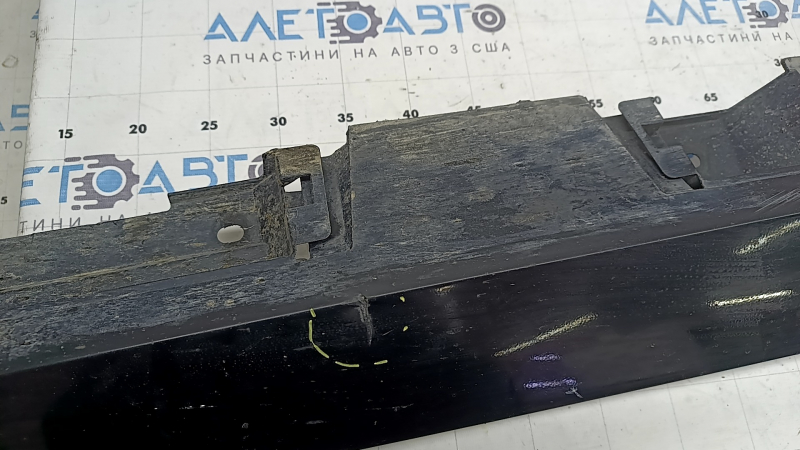 Порог правый Toyota Camry v55 15-17 usa черный, с абсорбером, прижат, потерт