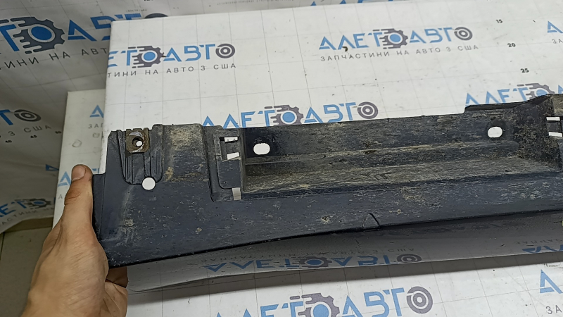 Порог правый Toyota Camry v55 15-17 usa черный, с абсорбером, прижат, потерт