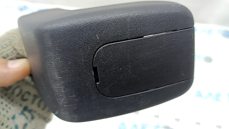 Mufă pasager scaun spate stânga, rândul 2, stânga față Hyundai Santa FE 21-23, negru, cu mufă, zgârieturi