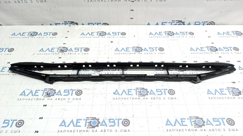 Grila inferioară a barei de protecție față a modelului Audi A4 B8 13-16 rest, S line, este crăpată