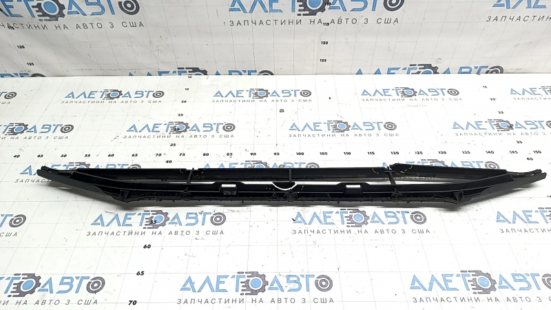 Grila inferioară a barei de protecție față a modelului Audi A4 B8 13-16 rest, S line, este crăpată