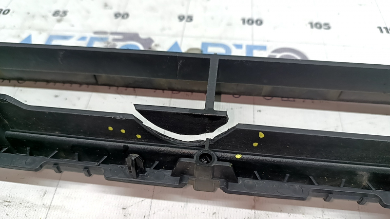Grila inferioară a barei de protecție față a modelului Audi A4 B8 13-16 rest, S line, este crăpată