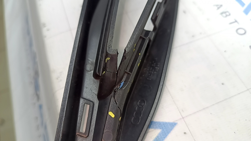 Grila inferioară a barei de protecție față a modelului Audi A4 B8 13-16 rest, S line, este crăpată
