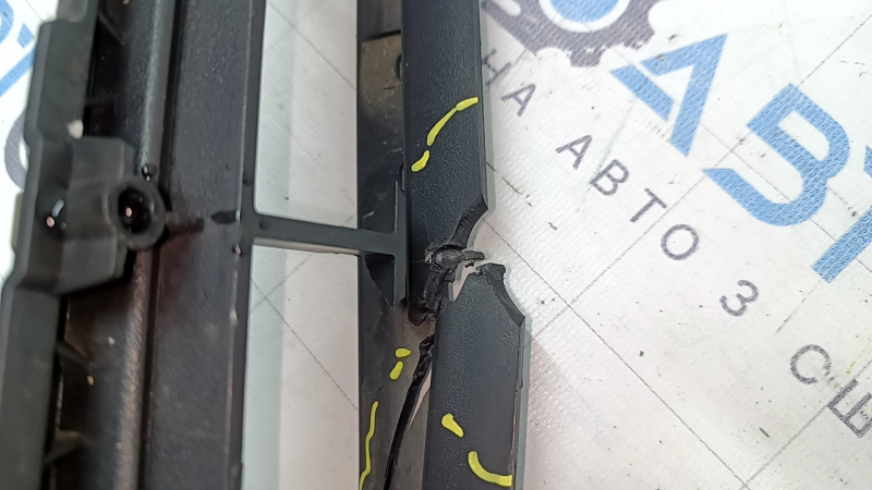 Grila inferioară a barei de protecție față a modelului Audi A4 B8 13-16 rest, S line, este crăpată