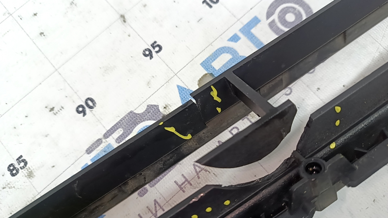 Grila inferioară a barei de protecție față a modelului Audi A4 B8 13-16 rest, S line, este crăpată
