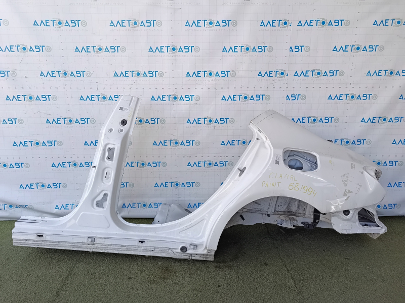 Aripă spate stânga Mercedes CLA 14-19 tăiată, cu stâlp central, albă, îndoită, vopsită, partea din spate