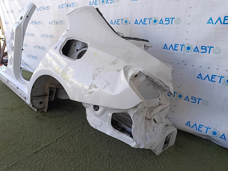 Aripă spate stânga Mercedes CLA 14-19 tăiată, cu stâlp central, albă, îndoită, vopsită, partea din spate