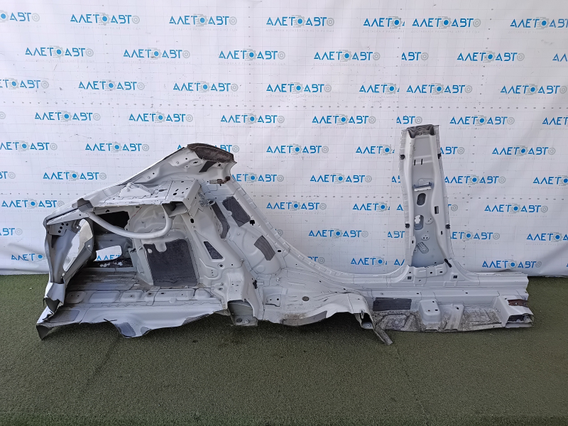 Aripă spate stânga Mercedes CLA 14-19 tăiată, cu stâlp central, albă, îndoită, vopsită, partea din spate