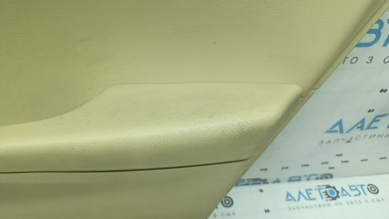 Обшивка двери карточка задняя правая Toyota Camry v55 15-17 usa бежевая с бежевой вставкой пластик, подлокотник резина, царапины, под химчистку