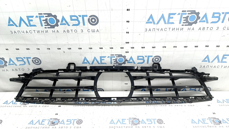 Grila inferioară a barei de protecție față BMW X5 G05 19-23 sub radar, crăpături, fragmente lipsă