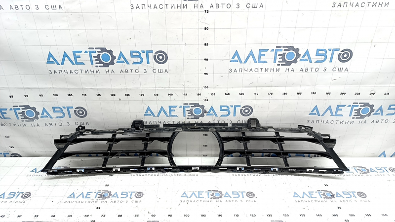 Grila inferioară a barei de protecție față BMW X5 G05 19-23 sub radar, crăpături, fragmente lipsă