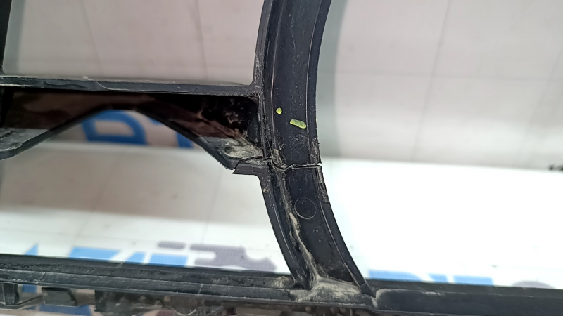 Grila inferioară a barei de protecție față BMW X5 G05 19-23 sub radar, crăpături, fragmente lipsă