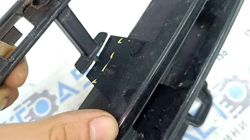 Grila inferioară a barei de protecție față BMW X5 G05 19-23 sub radar, crăpături, fragmente lipsă