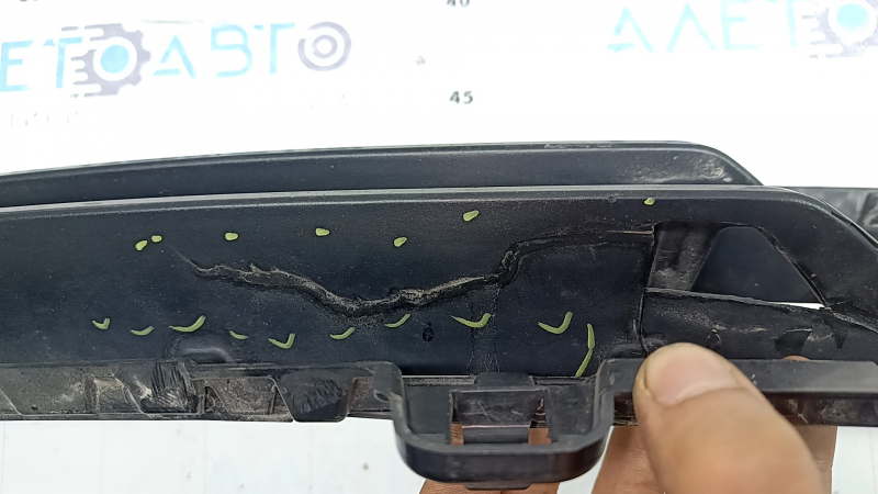 Grila inferioară a barei de protecție față BMW X5 G05 19-23 sub radar, crăpături, fragmente lipsă