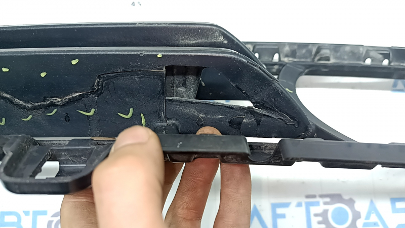 Grila inferioară a barei de protecție față BMW X5 G05 19-23 sub radar, crăpături, fragmente lipsă