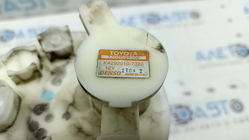 Крупный план разъема на топливном насосе Toyota Camry 15-17, не поврежден.