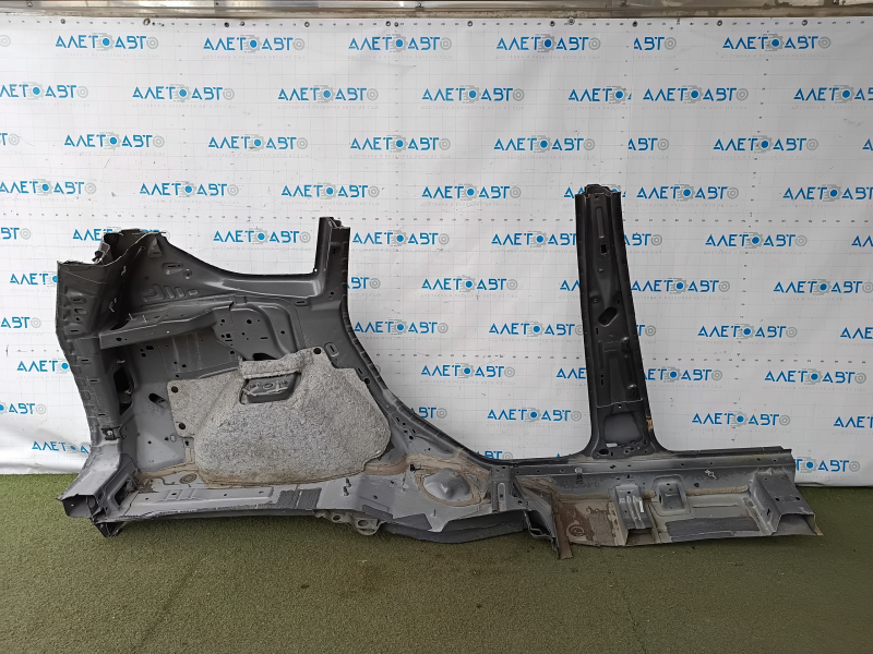 Общий вид кузова для Ford Escape 2013-2019, цвет графит, с элементами крепления в хорошем состоянии.