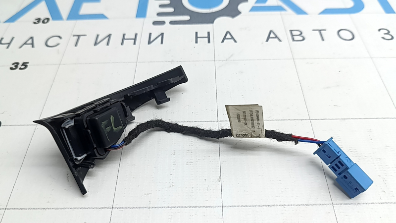 Buton de blocare ușă stânga față Tesla Model 3 18-20, negru lucios, cu capac, rupturi, element de fixare rupt