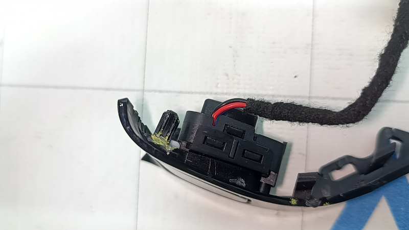 Buton de blocare ușă stânga față Tesla Model 3 18-20, negru lucios, cu capac, rupturi, element de fixare rupt