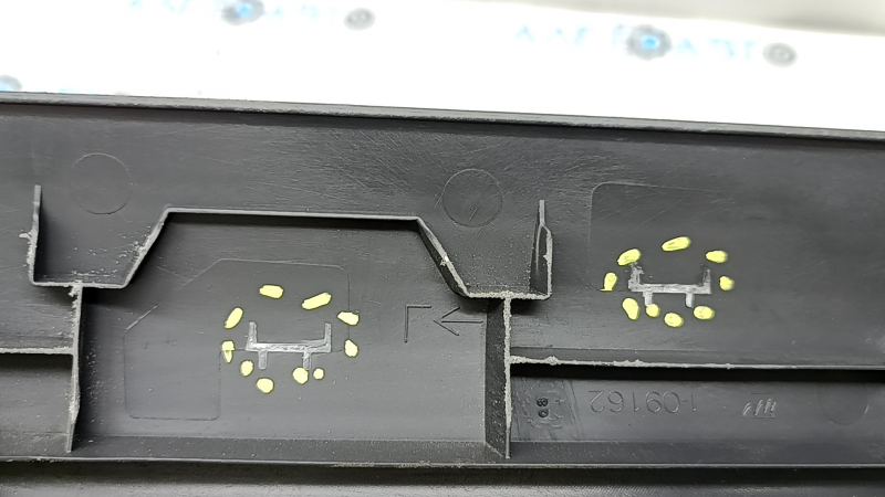 Ornament prag interior stânga față Mercedes X167 GLS 450 580 20-23 gri închis, zgârieturi, uzat, necesită curățare, elemente de fixare rupte