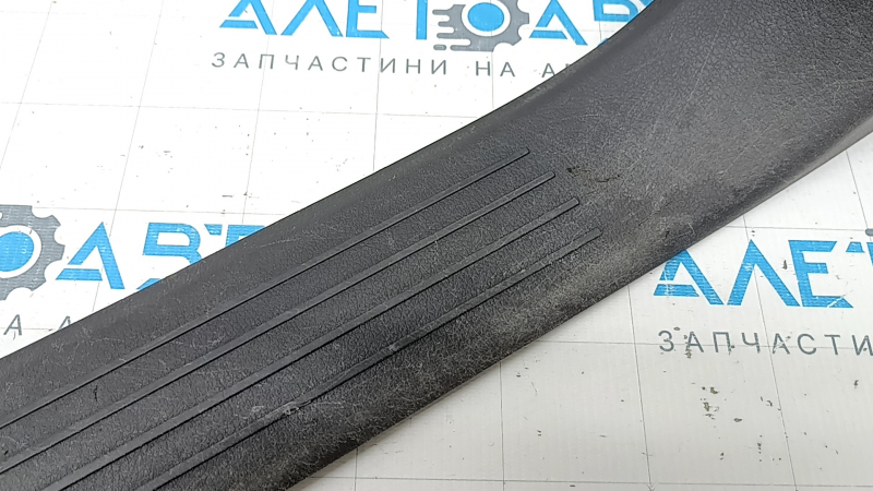 Ornament prag interior stânga față Mercedes X167 GLS 450 580 20-23 gri închis, zgârieturi, uzat, necesită curățare, elemente de fixare rupte
