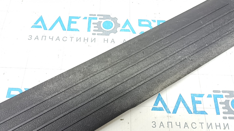Ornament prag interior stânga față Mercedes X167 GLS 450 580 20-23 gri închis, zgârieturi, uzat, necesită curățare, elemente de fixare rupte