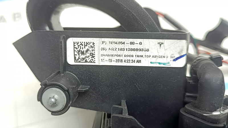 Ușa portului de încărcare electric Tesla Model 3 18-23, pată de vopsea, zgârietură minoră