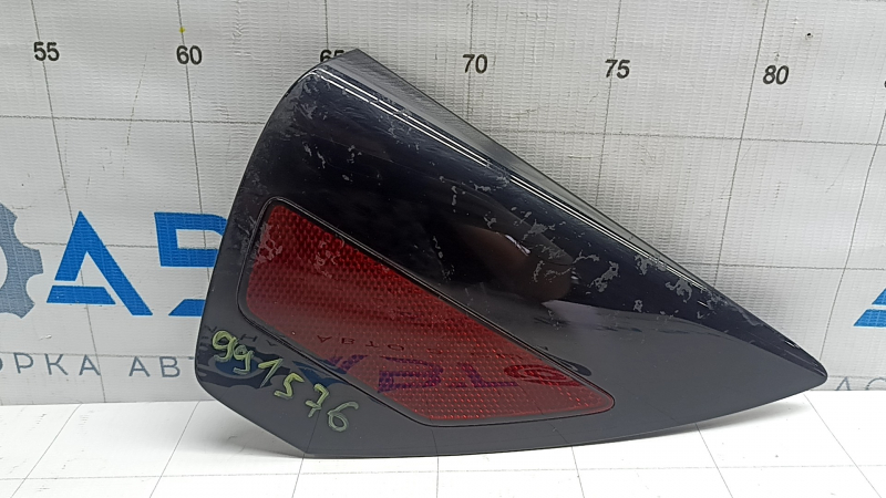 Reflector pe aripa dreapta spate a unui Tesla Model 3 18-23, elemente de fixare rupte