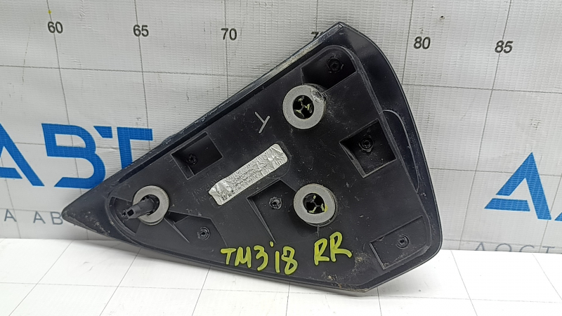 Reflector pe aripa dreapta spate a unui Tesla Model 3 18-23, elemente de fixare rupte