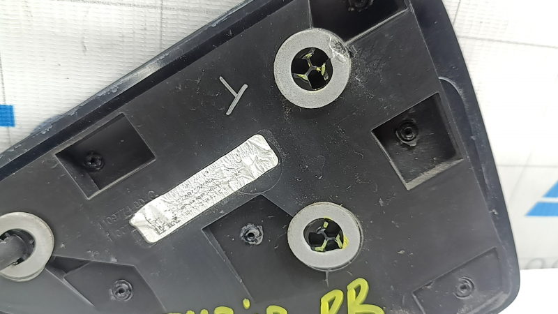 Reflector pe aripa dreapta spate a unui Tesla Model 3 18-23, elemente de fixare rupte
