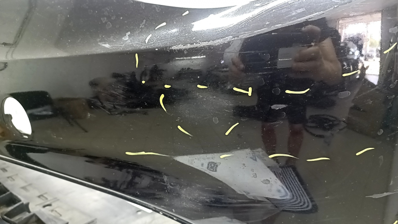 Bara față neagră Alfa Romeo Giulia 21-23, fără spălătoare de faruri și senzori de parcare, neagră, zgârieturi, presată, lac exfoliat, crăpată