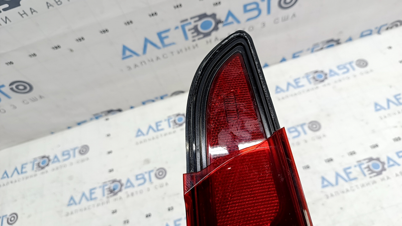 Stopului exterior stânga al modelului Alfa Romeo Giulia 17-23 îi lipsește o bucată de sticlă, iar suportul este spart