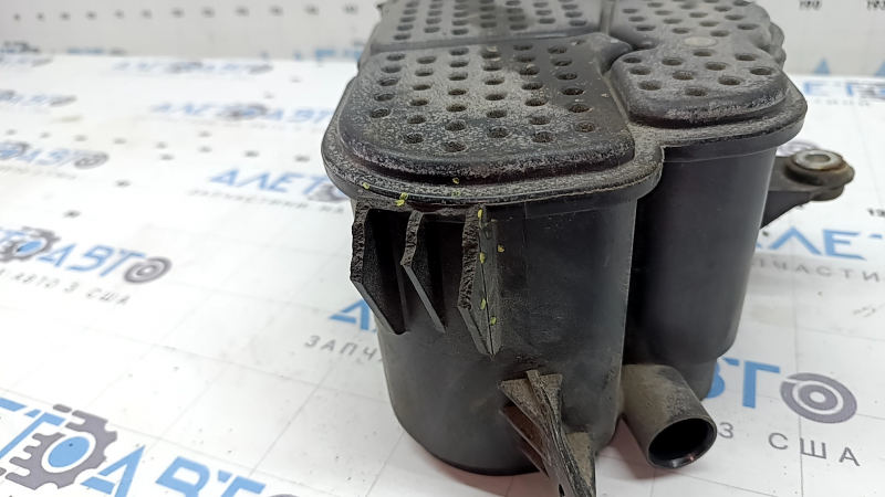 Canistră cu absorbant de carbon Audi A4 B8 08-16 2.0T, suport defect