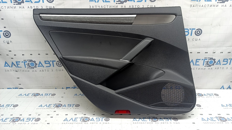 Обшивка двери карточка задняя левая VW Passat b8 16-19 USA черная, с темно-серой накладкой под дерево, вставка кожа черная, подлокотник кожа черная, царапины, потерта кожа