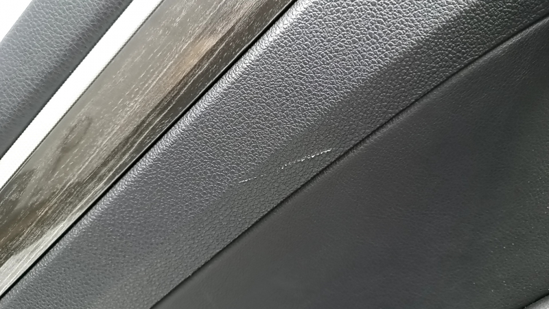 Обшивка двери карточка задняя левая VW Passat b8 16-19 USA черная, с темно-серой накладкой под дерево, вставка кожа черная, подлокотник кожа черная, царапины, потерта кожа