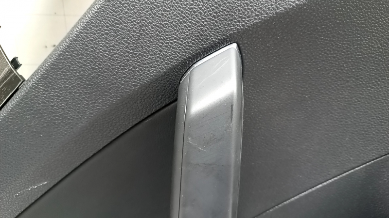 Обшивка двери карточка задняя левая VW Passat b8 16-19 USA черная, с темно-серой накладкой под дерево, вставка кожа черная, подлокотник кожа черная, царапины, потерта кожа