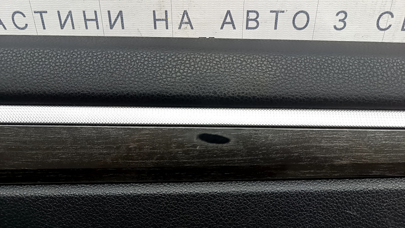 Обшивка двери карточка задняя правая VW Passat b8 16-19 USA черная, с темно-серой накладкой под дерево, вставка кожа черная, подлокотник кожа черная, потерт молдинг, царапины