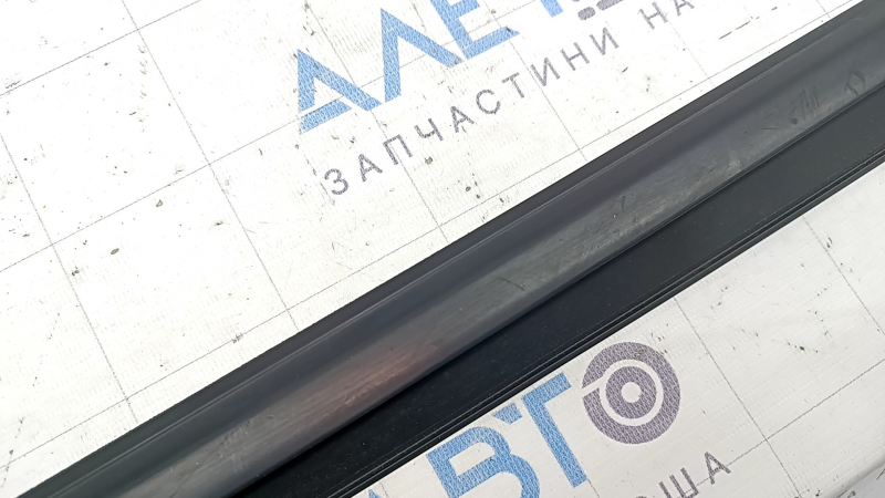 Молдинг дверь-стекло центральный передний правый Audi A3 8V 15-20 4d, черный, потерт