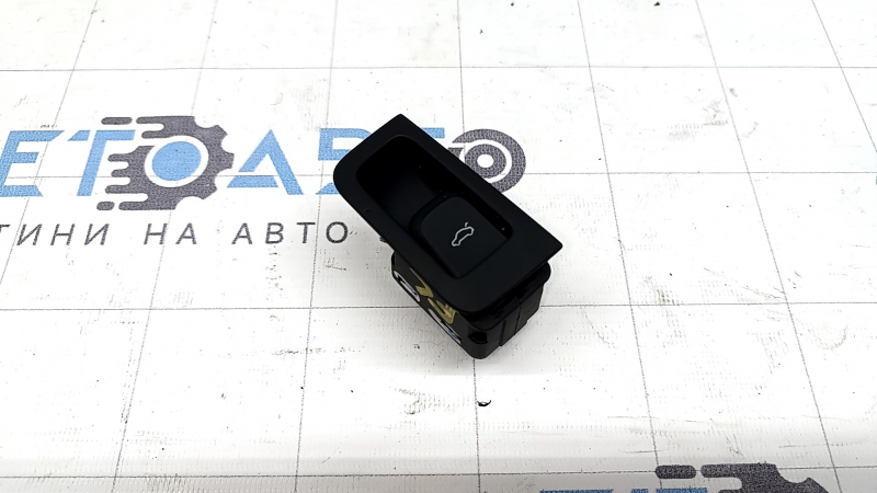 Кнопка открывания крышки багажника Audi A3 8V 17-20 черная с накладкой