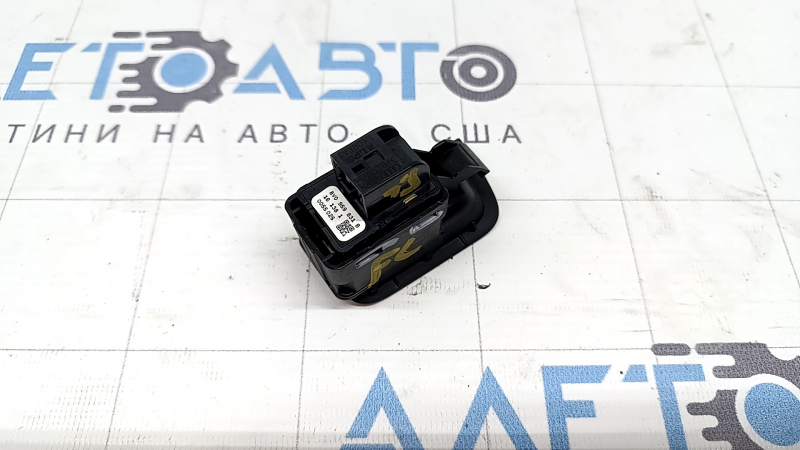 Кнопка открывания крышки багажника Audi A3 8V 17-20 черная с накладкой