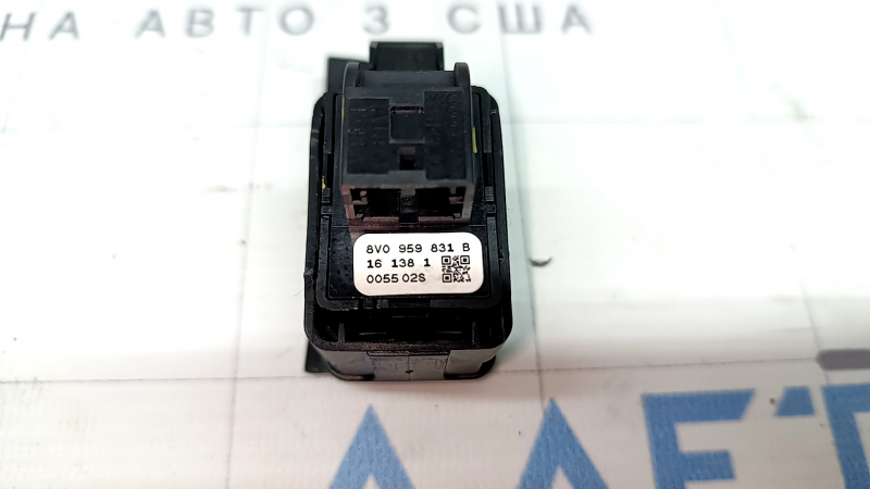 Кнопка открывания крышки багажника Audi A3 8V 17-20 черная с накладкой