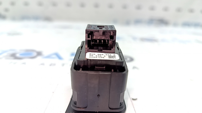 Кнопка открывания крышки багажника Audi A3 8V 17-20 черная с накладкой
