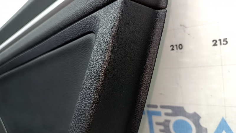 Обшивка двери карточка задняя правая Audi A3 8V 15-20 4d, 5d, черная, кожа, подлокотник кожа черная, с пищалкой, серый молдинг, царапины
