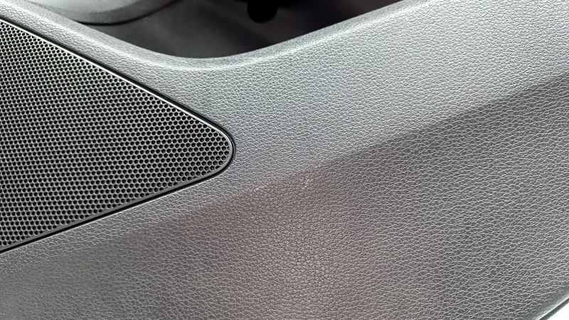 Обшивка двери карточка задняя правая Audi A3 8V 15-20 4d, 5d, черная, кожа, подлокотник кожа черная, с пищалкой, серый молдинг, царапины