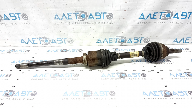 Jumătatea arborelui față dreapta al unui Ford Escape MK3 13-19 2.0T AWD este ruginită, filetul este rupt
