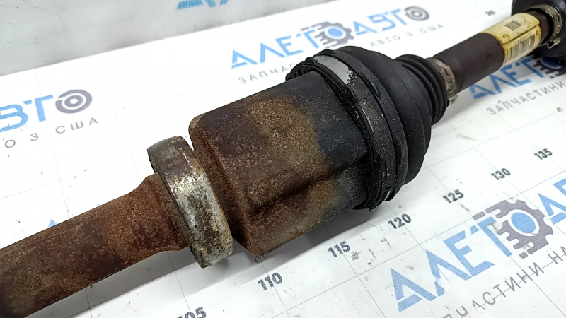 Jumătatea arborelui față dreapta al unui Ford Escape MK3 13-19 2.0T AWD este ruginită, filetul este rupt