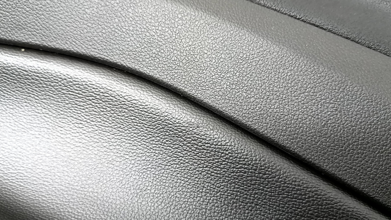 Обшивка двери карточка передняя правая Ford Escape MK3 17-19 рест, черная, подлокотник кожа черная, царапины, под чистку