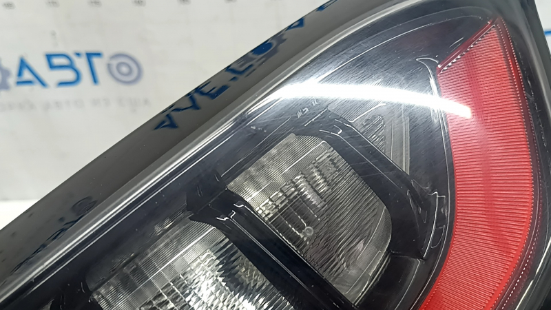 Фонарь внутренний крышка багажника левый Jeep Cherokee KL 19-23 рест, царапины, трещина в креплении