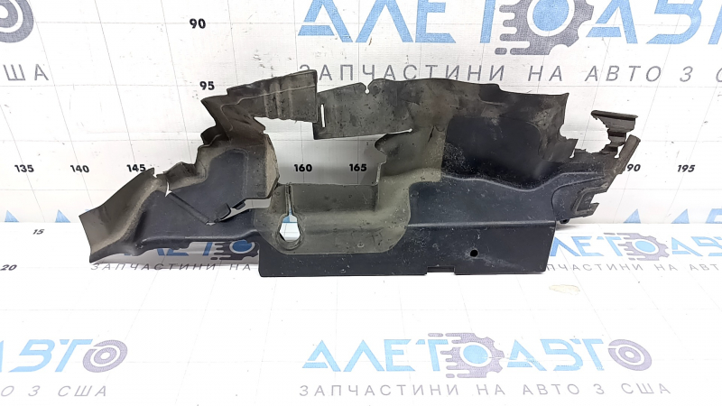 Garnitura deflectorului radiatorului stânga Audi A3 8V 17-20 4d 2.0T este ruptă